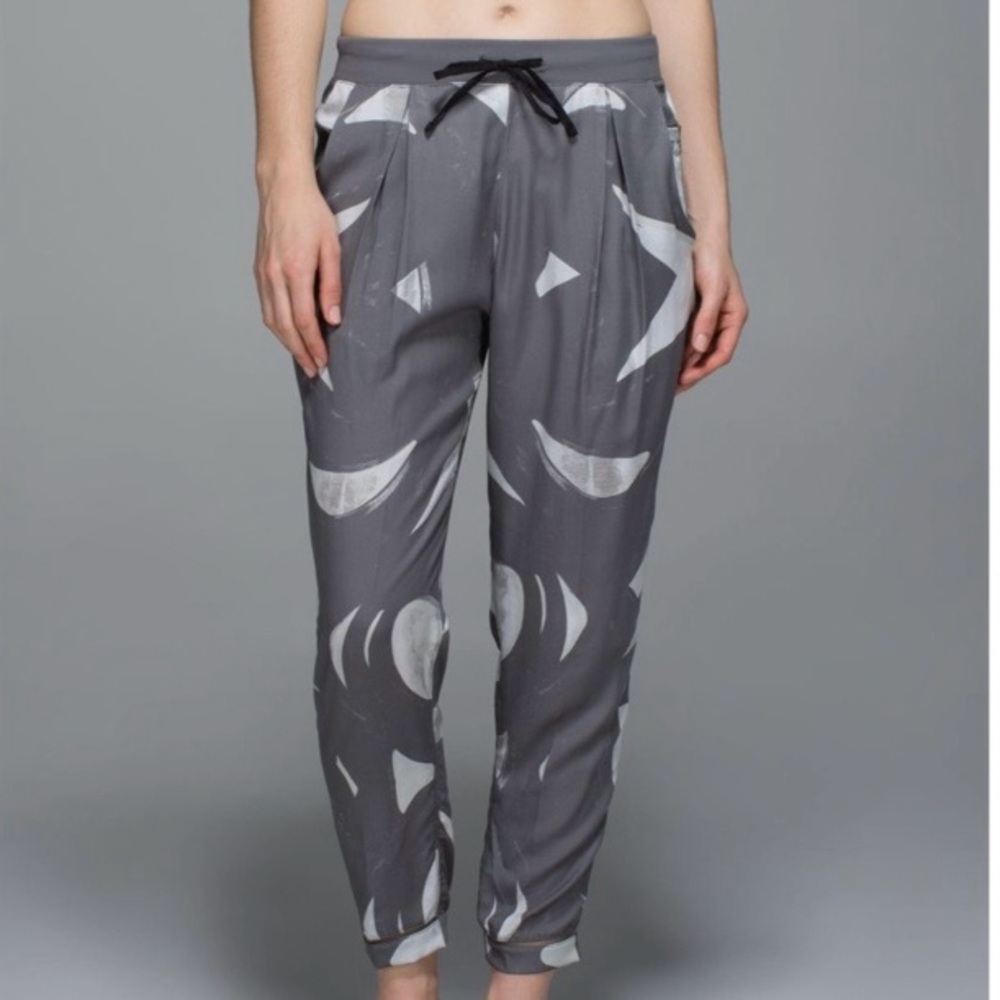 Lululemon Athletica City Jogger. White/Slate Gray Size 6